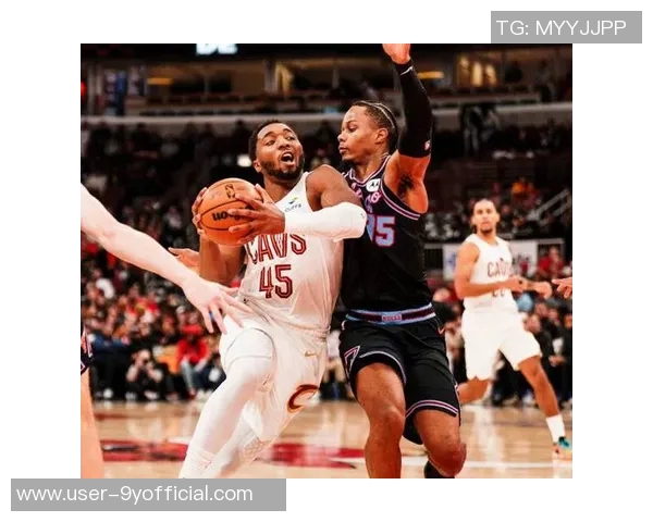 米切尔遭遇包夹表现起伏13投仅4中却收获准三双与6次失误